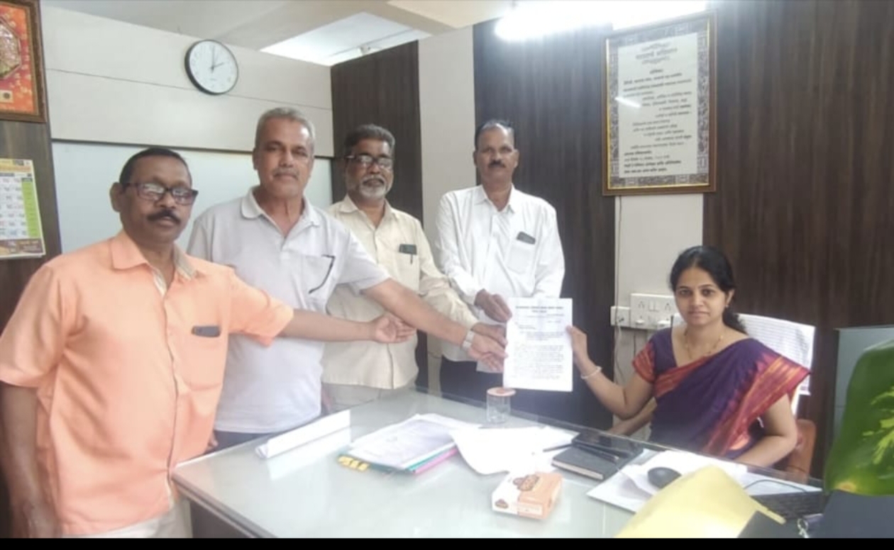 जिल्हाधिकारी कार्यालयातील अधिकारी यांना निवेदन देताना खंडाईत